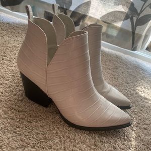 NWOT white francesca’s booties